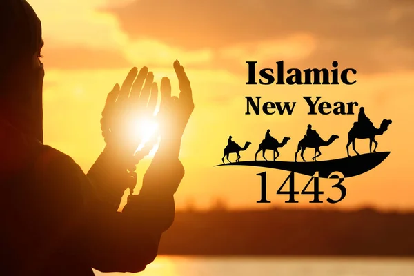 Muslimsk Kvinne Ber Ute Ved Solnedgang Feiring Islamsk Nyttår – stockfoto