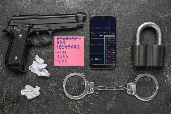 Mobiltelefon Med Pistol Handklovar Hänglås Och Papper Med Lösenord Mörk — Stockfoto