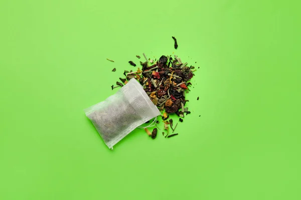 Sachet Thé Avec Feuilles Sèches Sur Fond Couleur — Photo