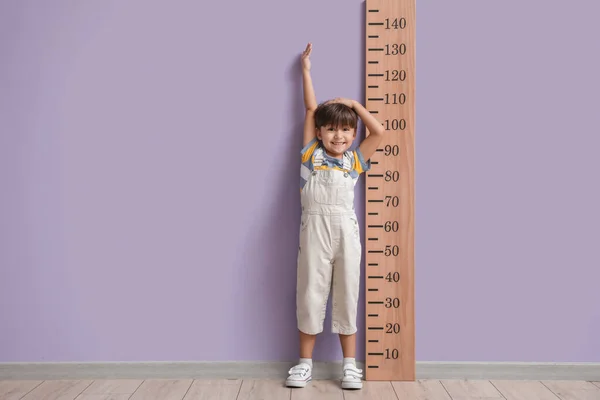 Kleiner Junge Misst Höhe Nahe Farbwand — Stockfoto