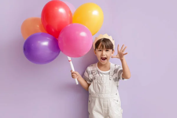 Netter Kleiner Junge Mit Luftballons Feiert Geburtstag Auf Farbigem Hintergrund — Stockfoto