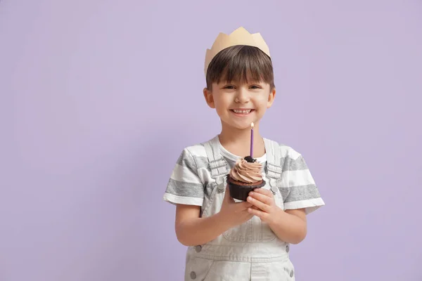 Schattig Jongetje Met Verjaardagstaart Kleur Achtergrond — Stockfoto