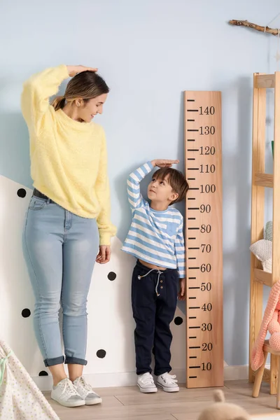 Little Boy His Mother Measuring Height Home — Stock Photo, Image
