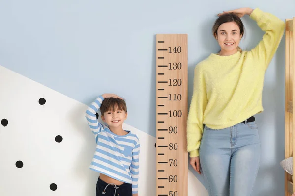 Little Boy His Mother Measuring Height Home — Stock Photo, Image