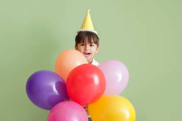 Schattig Jongetje Met Ballonnen Vieren Verjaardag Kleur Achtergrond — Stockfoto