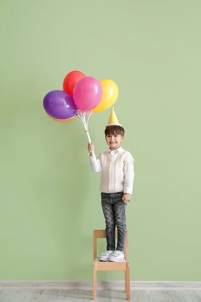 Симпатичный Маленький Мальчик Воздушными Шарами Празднования Дня Рождения Цветном Фоне — стоковое фото