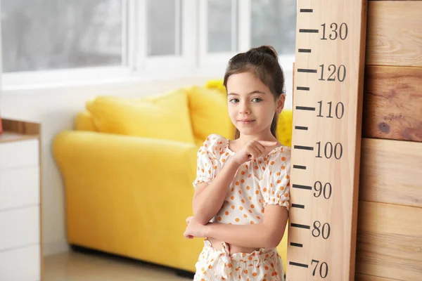 Little Girl Measuring Height Home — Stock Photo, Image