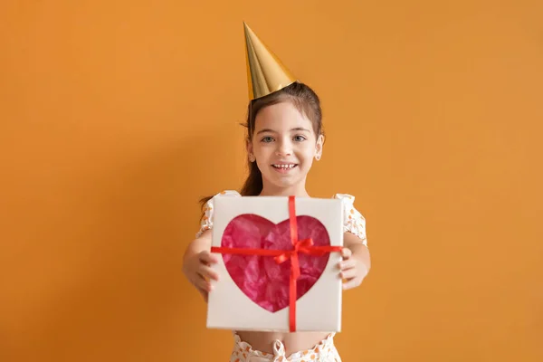 Χαριτωμένο Κοριτσάκι Γιορτάζει Γενέθλια Στο Φόντο Χρώμα — Φωτογραφία Αρχείου