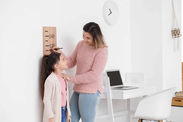 Woman Measuring Height Her Little Daughter Home — Stock Photo, Image