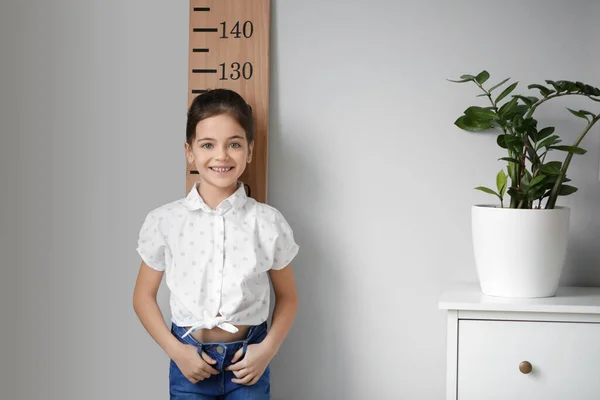Little Girl Measuring Height Home — Stock Photo, Image