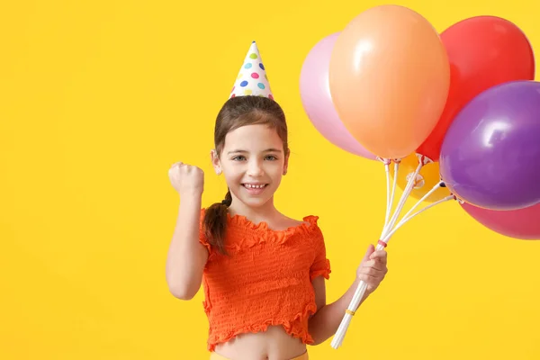 Menina Bonito Com Balões Celebrando Aniversário Fundo Cor — Fotografia de Stock