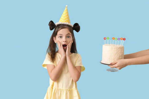 Χαριτωμένο Κοριτσάκι Γιορτάζει Γενέθλια Στο Φόντο Χρώμα — Φωτογραφία Αρχείου