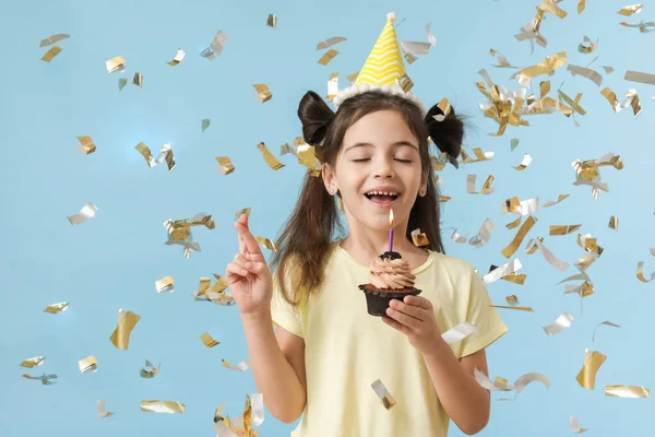 Linda Niña Celebrando Cumpleaños Fondo Color — Foto de Stock