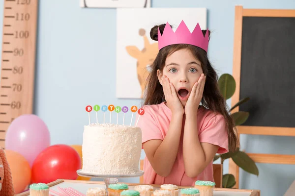 Χαριτωμένο Κοριτσάκι Γιορτάζει Γενέθλια Στο Σπίτι — Φωτογραφία Αρχείου