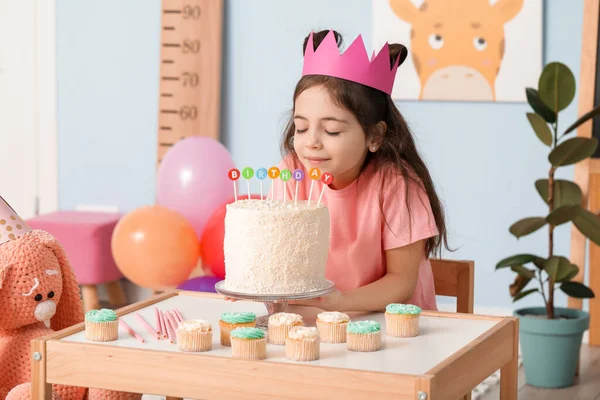 Χαριτωμένο Κοριτσάκι Γιορτάζει Γενέθλια Στο Σπίτι — Φωτογραφία Αρχείου