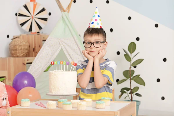 Menino Bonito Comemorando Aniversário Casa — Fotografia de Stock