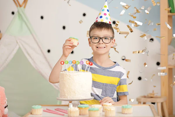 Menino Bonito Comemorando Aniversário Casa — Fotografia de Stock