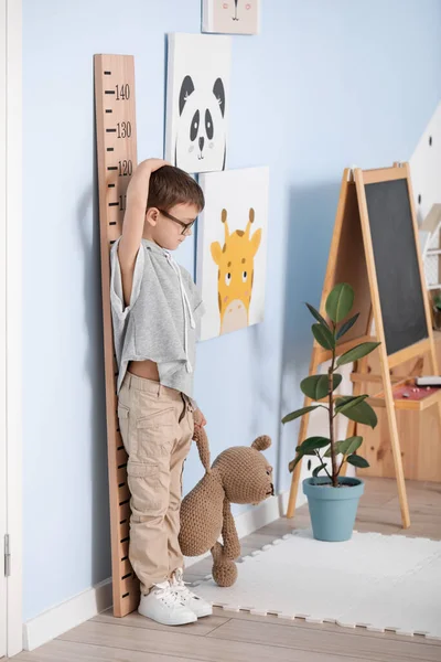 Kleiner Junge Misst Größe Hause — Stockfoto