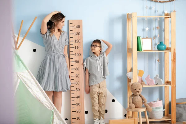 Liten Pojke Och Hans Mamma Mäter Längd Hemma — Stockfoto