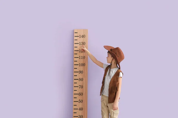 小男孩测量彩墙附近的高度 — 图库照片