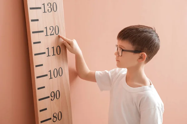 Anak Kecil Mengukur Tinggi Badan Dekat Dinding Warna — Stok Foto