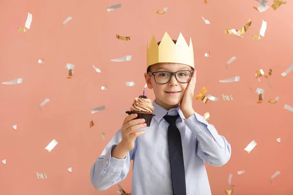 Menino Bonito Comemorando Aniversário Fundo Cor — Fotografia de Stock