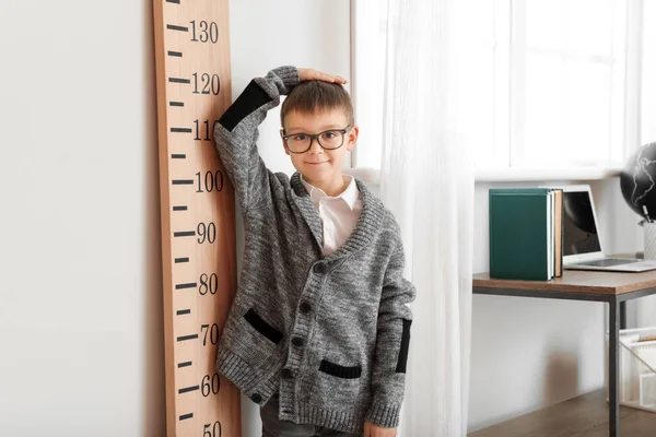 小男孩在家里测量身高 — 图库照片