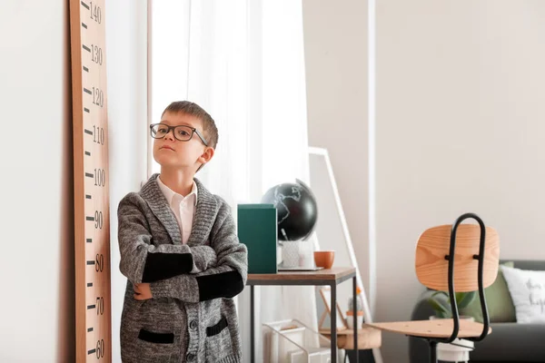 Niño Midiendo Altura Casa —  Fotos de Stock