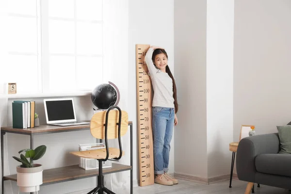 Little Girl Measuring Height Home — Stock Photo, Image