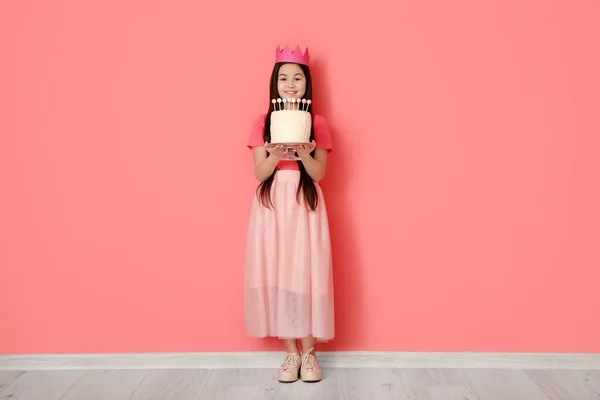 Arka Planda Doğum Günü Pastası Olan Sevimli Küçük Bir Kız — Stok fotoğraf