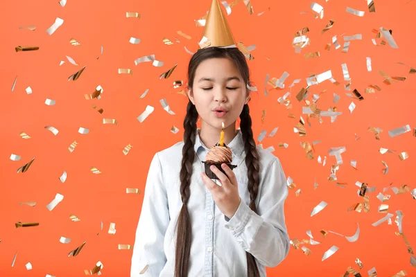 Nettes Kleines Mädchen Feiert Geburtstag Auf Farbigem Hintergrund — Stockfoto