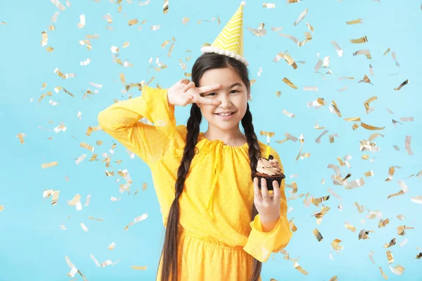 Nettes Kleines Mädchen Feiert Geburtstag Auf Farbigem Hintergrund — Stockfoto