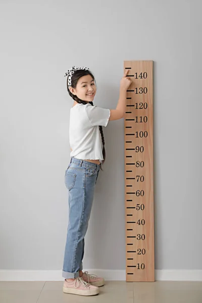 Niña Midiendo Altura Cerca Pared Luz — Foto de Stock