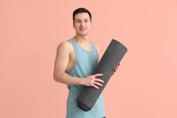 Sportlicher Männertrainer Mit Yogamatte Auf Farbigem Hintergrund — Stockfoto
