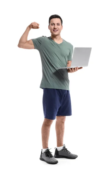 有白色背景的手提电脑的体格瘦小的男教练 — 图库照片