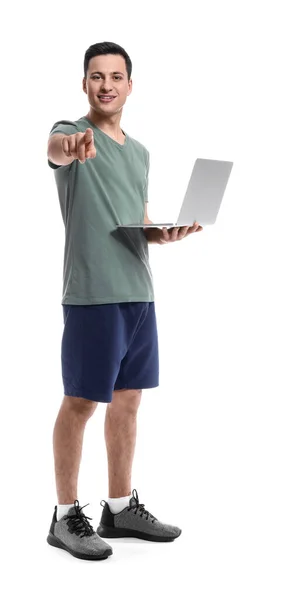 Treinador Masculino Desportivo Com Laptop Fundo Branco — Fotografia de Stock