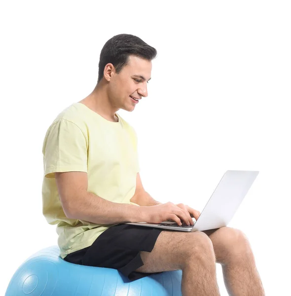 Treinador Masculino Desportivo Com Fitball Laptop Fundo Branco — Fotografia de Stock