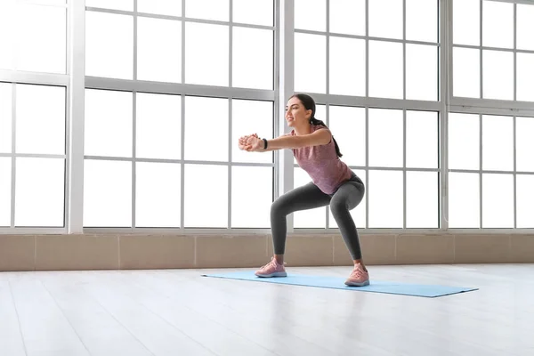 Entraînement Sportif Jeune Femme Salle Gym — Photo