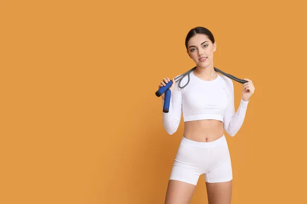 Entrenador Femenino Deportivo Con Cuerda Salto Sobre Fondo Color — Foto de Stock