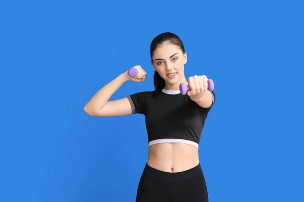 Entrenador Femenino Deportivo Con Mancuernas Sobre Fondo Color — Foto de Stock