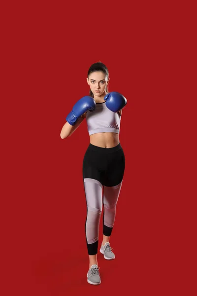 Treinador Feminino Esportivo Luvas Boxe Fundo Cor — Fotografia de Stock