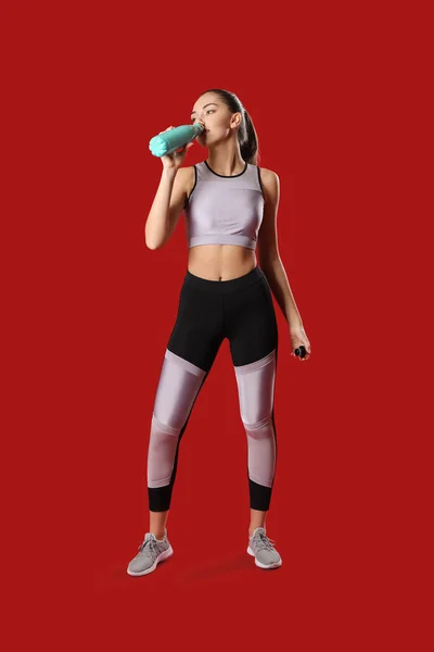 Entrenador Deportivo Femenino Con Botella Agua Sobre Fondo Color — Foto de Stock