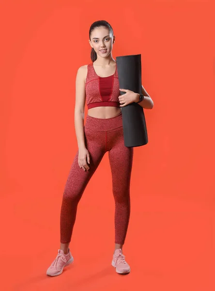 Entrenador Femenino Deportivo Con Esterilla Yoga Sobre Fondo Color — Foto de Stock