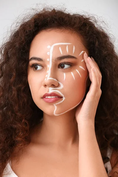Beautiful Young African American Woman Paint Her Face Light Background — Stock Photo, Image