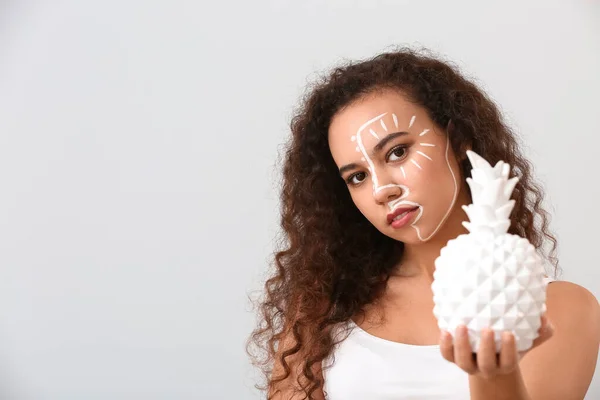 Beautiful Young African American Woman Paint Her Face Decorative Pineapple — Stock Photo, Image