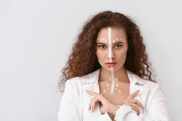 Beautiful Young African American Woman Paint Her Body Light Background — Stock Photo, Image