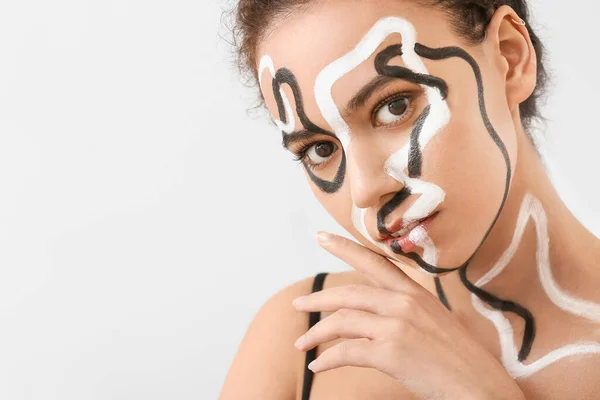 Beautiful Young African American Woman Paint Her Body Light Background — Stock Photo, Image