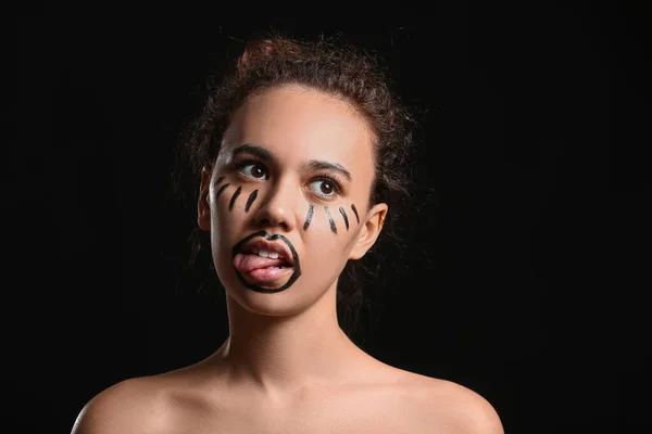Frumos Tânără Afro Americană Femeie Vopsea Fața Fundal Întunecat — Fotografie, imagine de stoc