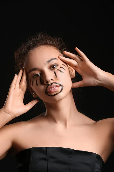 Beautiful Young African American Woman Paint Her Face Dark Background — Stock Photo, Image