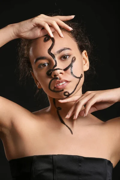 Beautiful Young African American Woman Paint Her Body Dark Background — Stock Photo, Image